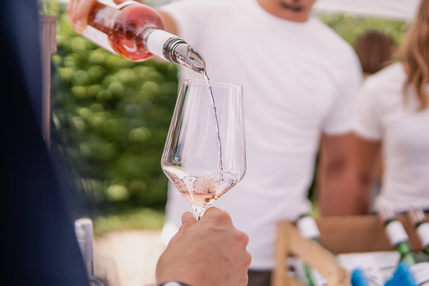 Rosé Wein wird in ein Weinglas eingeschenkt