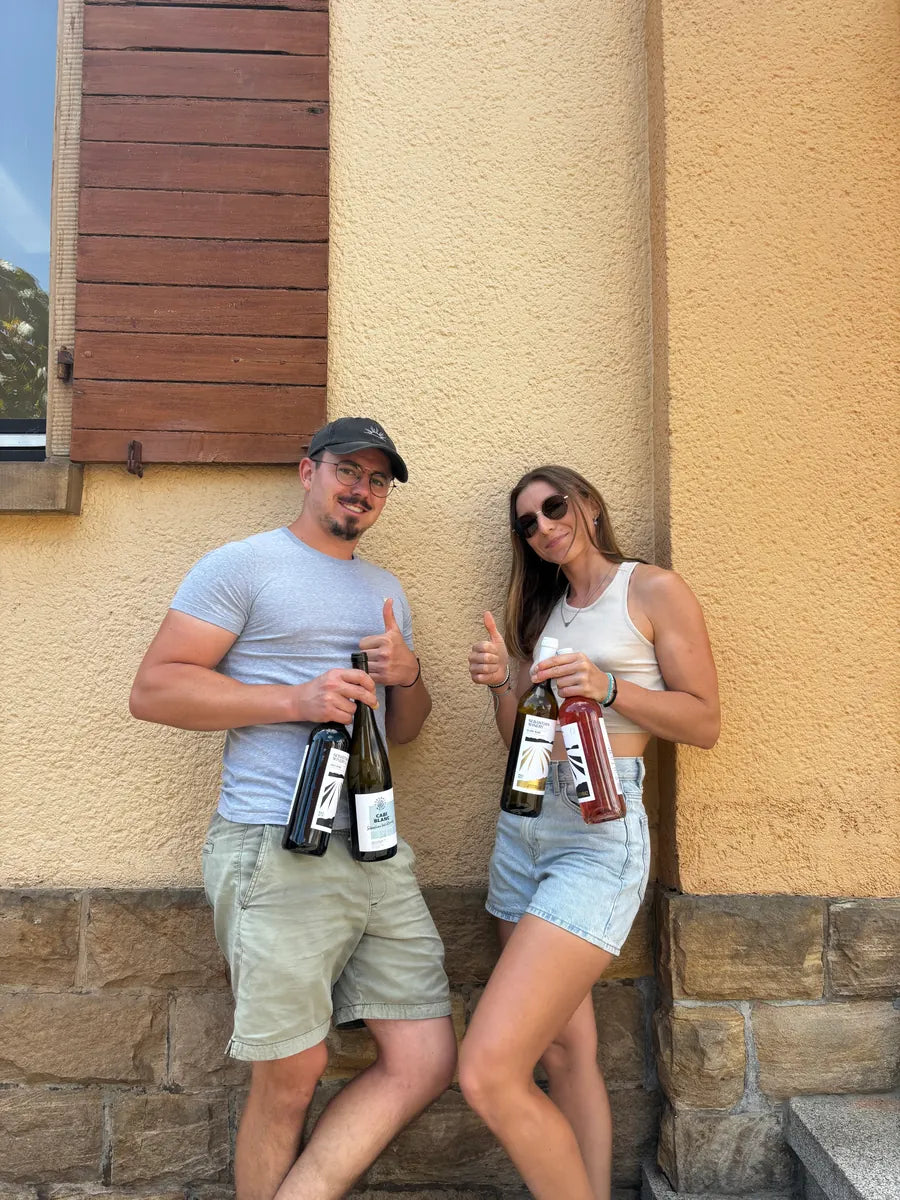 Sebastian und Alyssa mit ihren Weinen im Winzerhof des Weinguts Volz & Sohn
